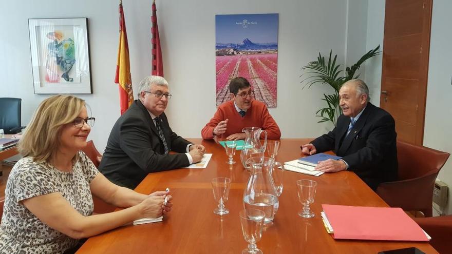 La Junta de Gobierno del Colegio de Enfermería en la reunión con el consejero de Salud, Manuel Villegas.