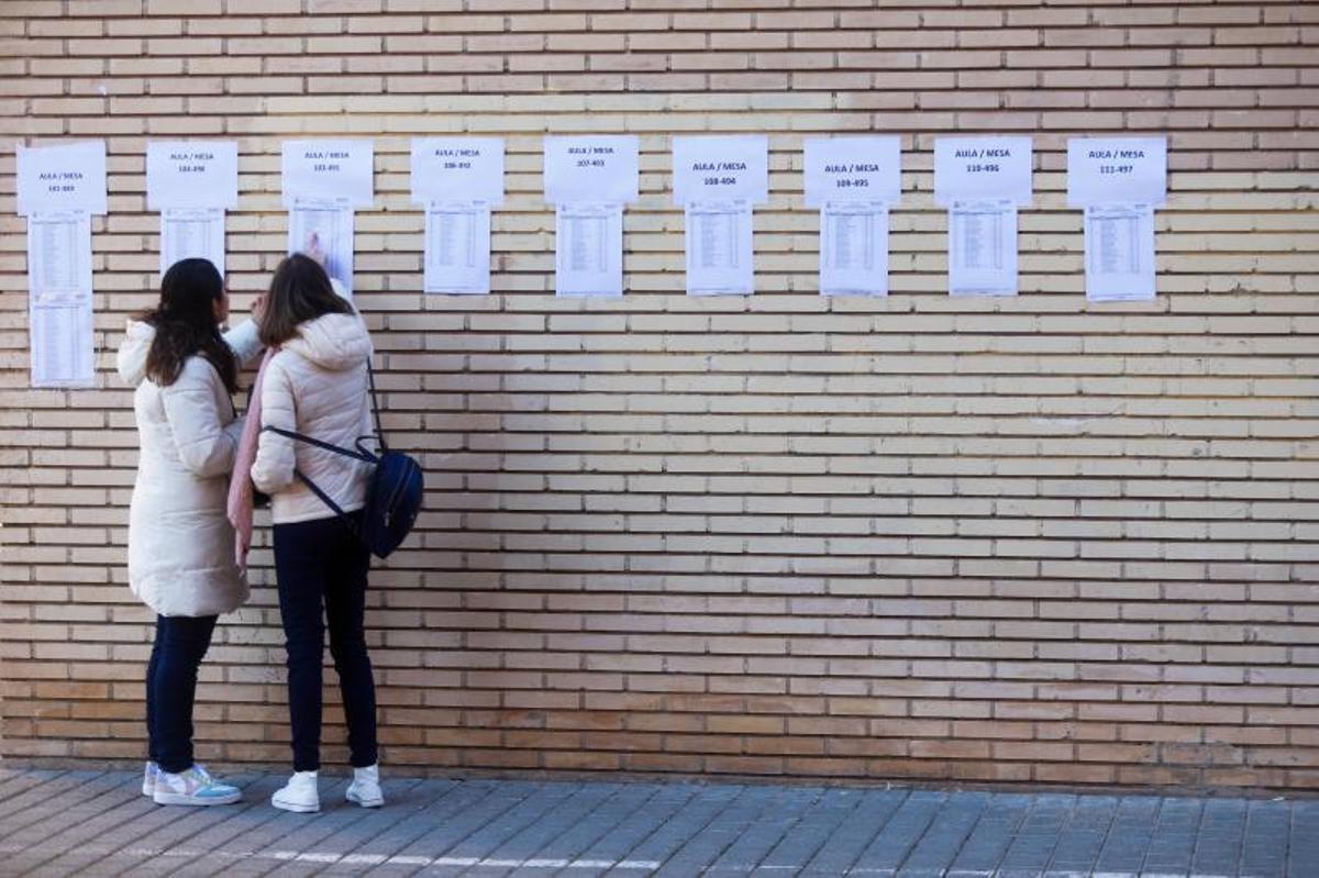 Estudiantes buscan su aula en unas oposiciones recientes celebradas en València.  | LEVANTE-EMV
