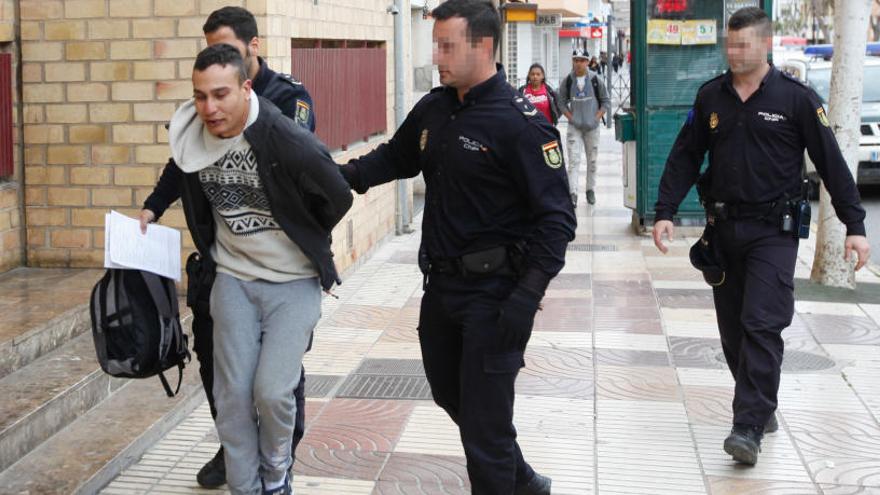 El joven en el momento de ser conducido, por segunda vez, al juzgado de guardia.