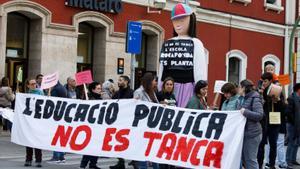 Protestes pel tancament de línies de l’escola pública