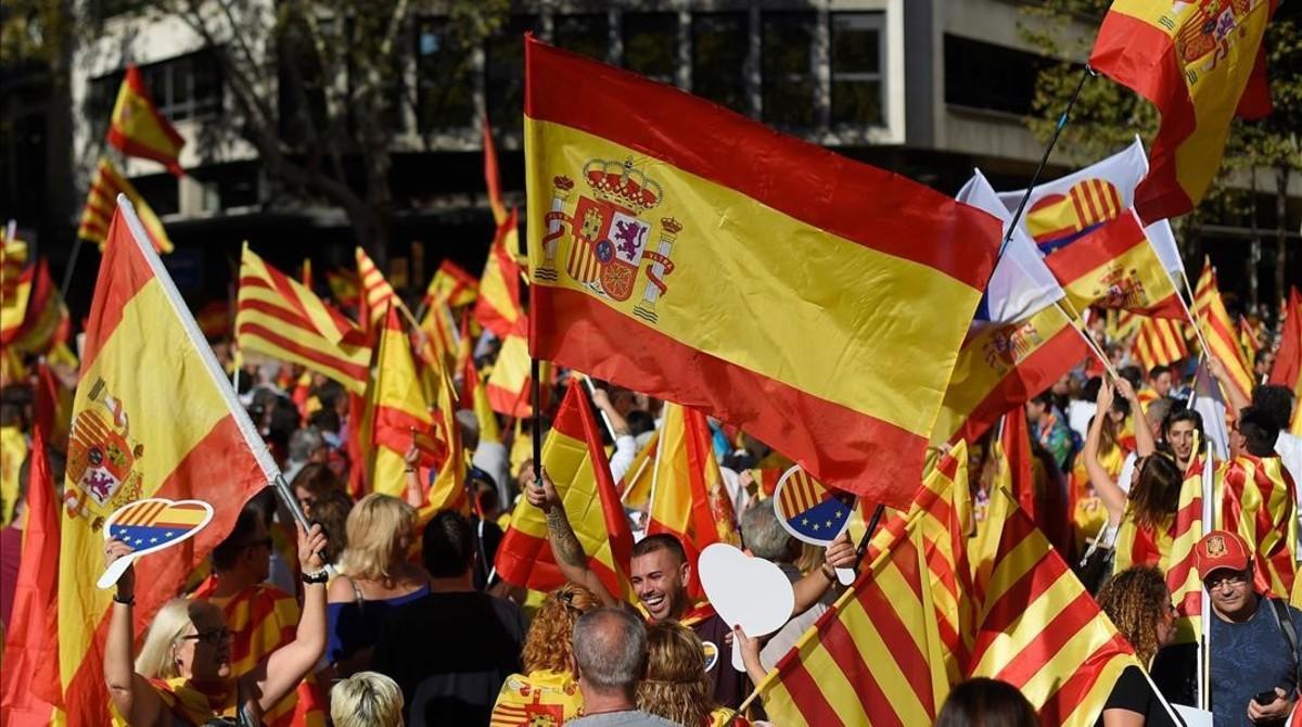 zentauroepp40459849 people waving spanish flags gather for a demonstration calle171008111558