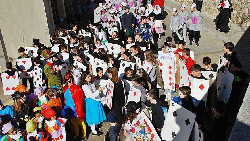 Los alumnos del centro público animaron ayer las calles.