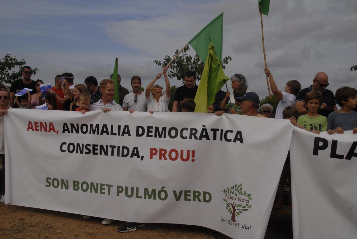 Los vecinos llevaban pancartas en contra del proyecto que quiere ejecutar AENA.