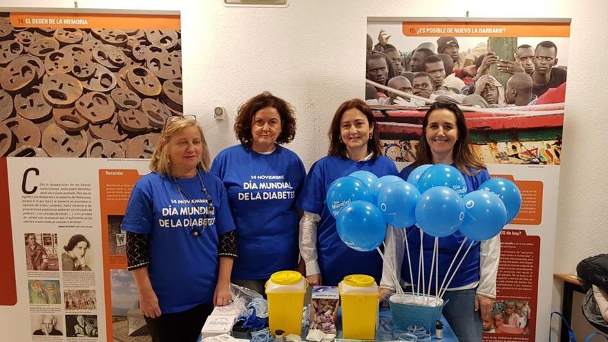 Mesa informativa sobre la diabetes en el Hospital de Cabueñes, con el equipo de Educación de la sección de Endrocrinología.