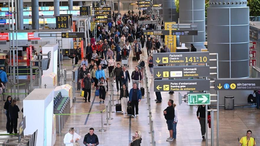 La huelga de trabajadores de tierra no tiene apenas incidencia en el aeropuerto Alicante-Elche