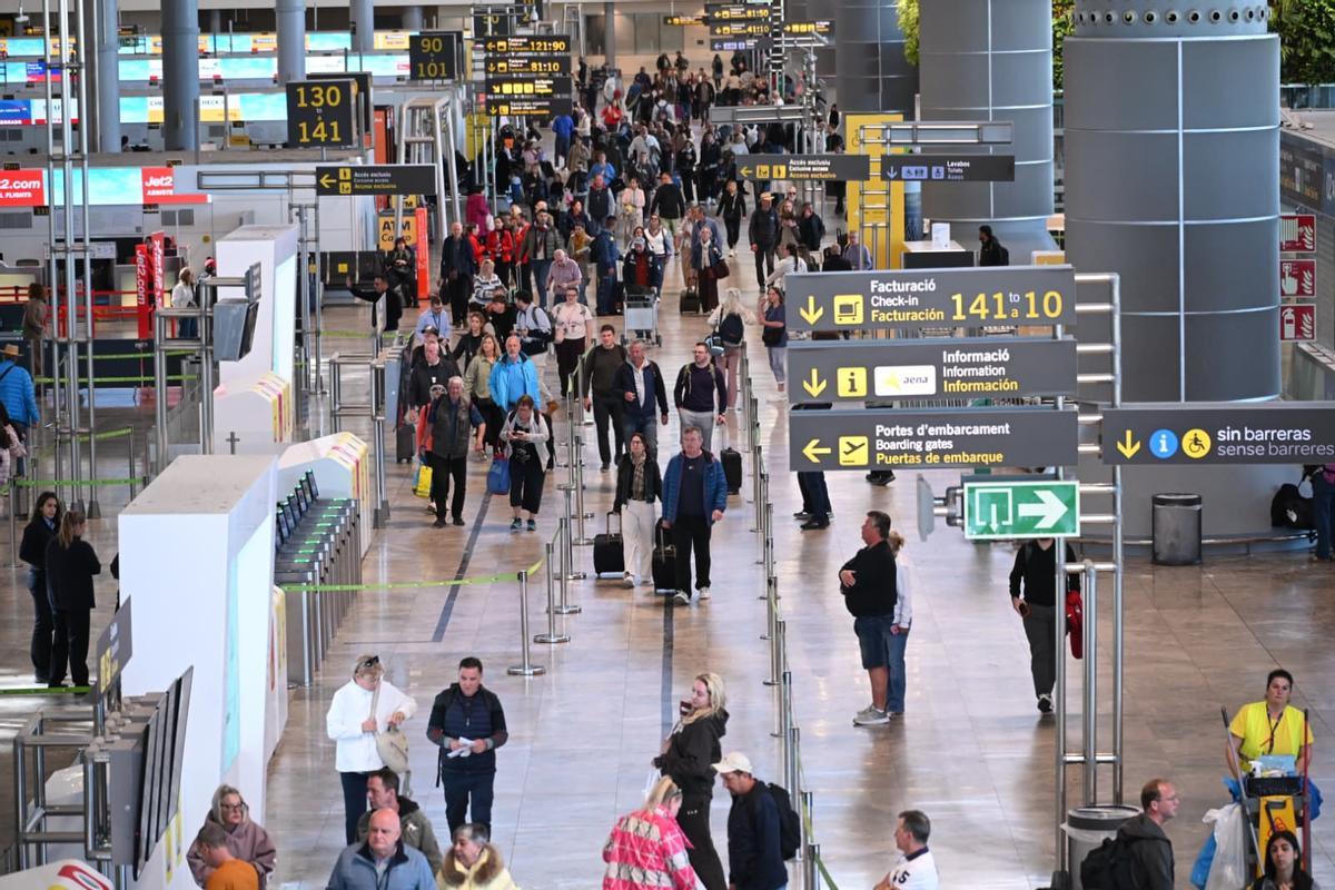 Pasajeros este lunes pasado por la terminal del aeropuerto Alicante-Elche.