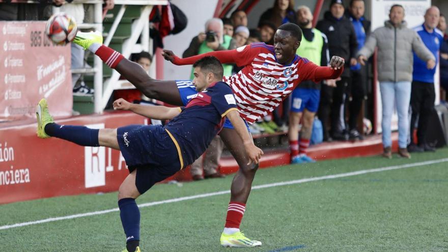 Amadou, a la derecha, disputa un balón con un jugador del Industrial. | Juan Plaza