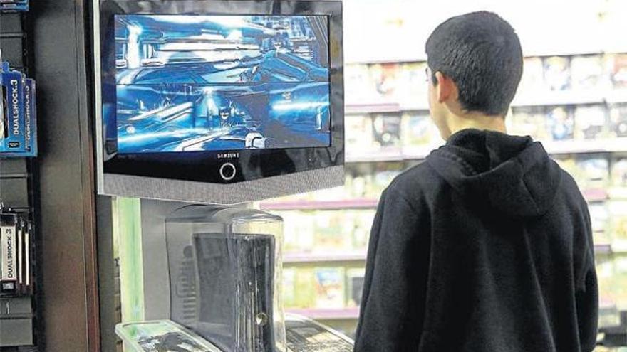 Un joven prueba un juego en un centro comercial.