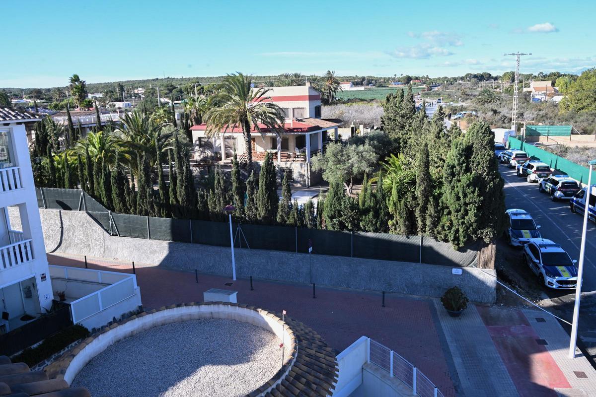 Un doble crimen mantiene acordonada una urbanización de Elche con un implicado atrincherado