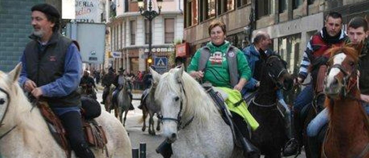 Jinetes por las calles de Luarca durante el desfile caballar.