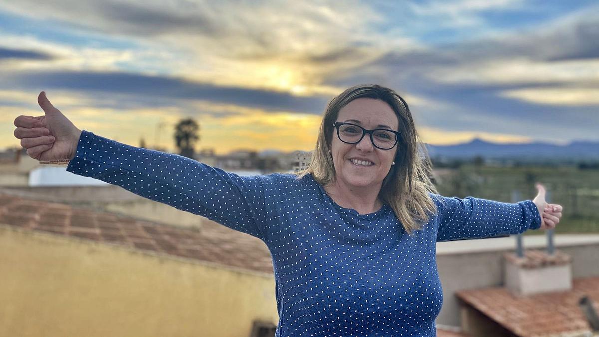 Teresa Marín en la terraza de su casa, ya más recuperada esta semana después de recibir el alta en el hospital Vega Baja.  | INFORMACIÓN