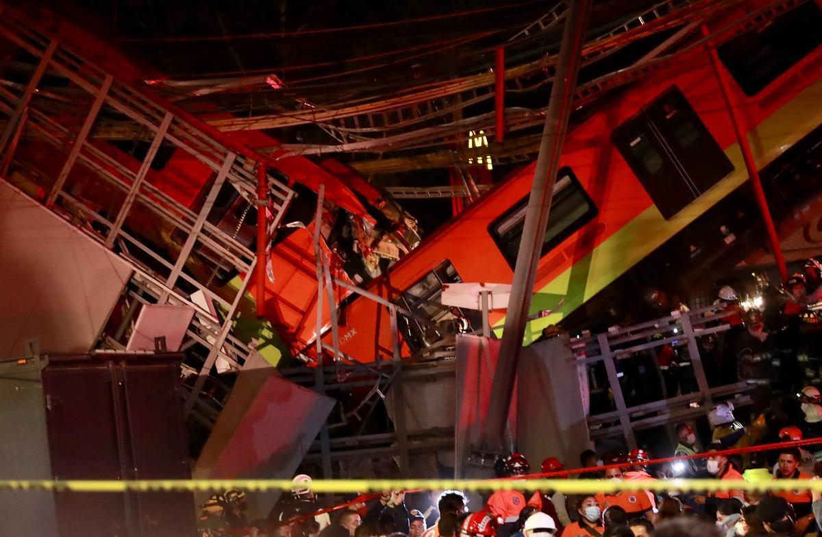 Vista general del colapso de unos vagones del metro esta noche, en la Ciudad de México.