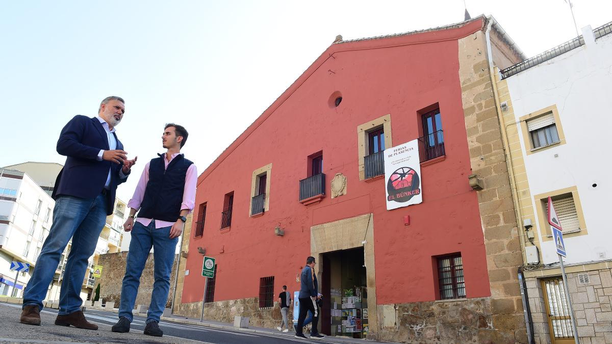 Pizarro y Alberto Belloso, número 6 de la lista del PP de Plasencia, ante la Casa de la Juventud.