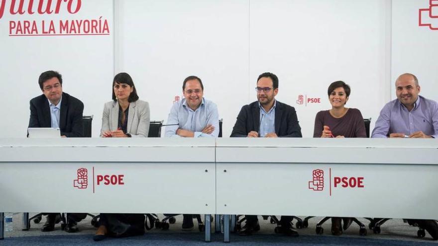 Miembros del comité electoral del PSOE, en su primera reunión de trabajo.