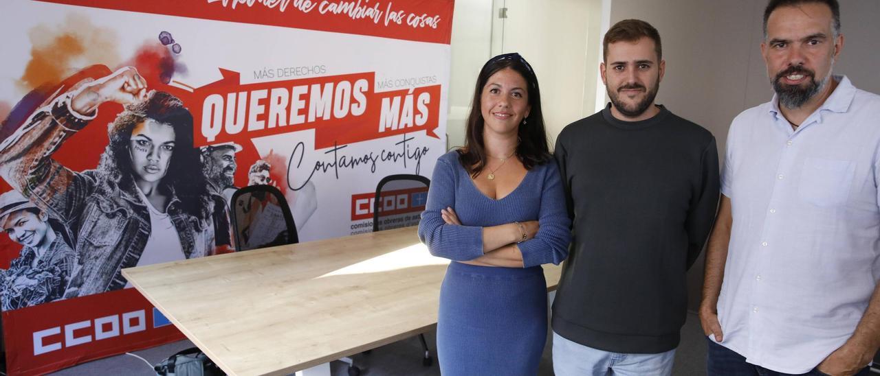 Adriá Junyent entre Elena Plaza, responsable de juventud de CC OO de Asturias y el secretario general del sindicato en la región, José Manuel Zapico.