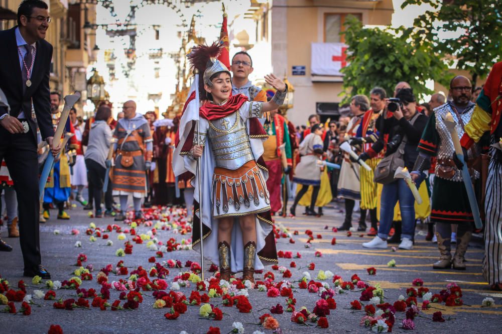 La procesión de la reliquia es uno de los actos que más agradan a los alcoyanos en el día dedicado al patrón San Jorge.