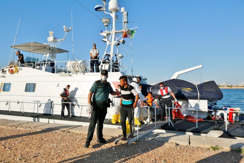 Rescatan a 10 personas de una patera en Cabo de Palos y las llevan a Torrevieja