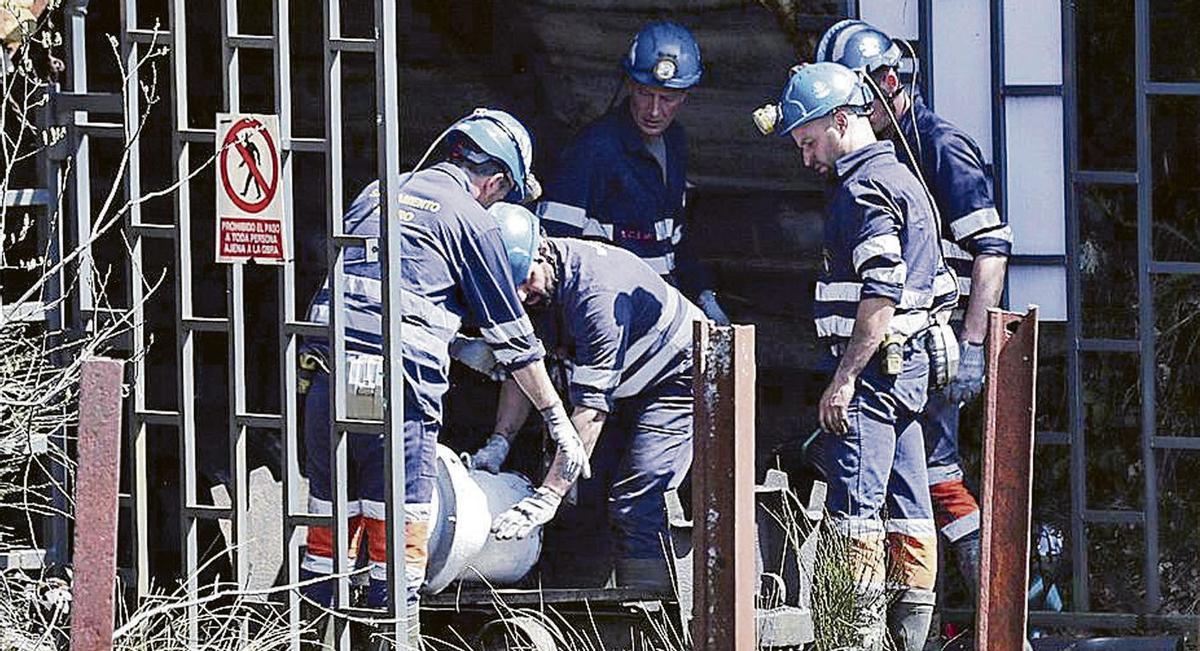 Personal de Salvamento Minero, en el tercer piso de la explotación de Cerredo, el día del accidente. | J. L. CEREIJIDO