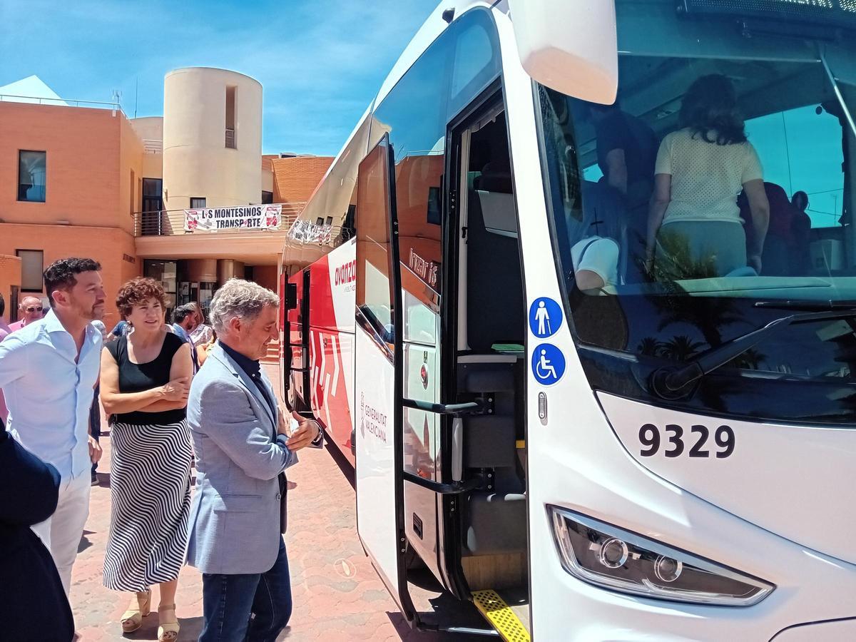La Generalitat presenta en Los Montesinos una nueva ruta de autobuses en la Vega Baja