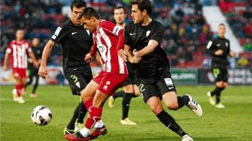 Felipe Sanchón rep la pressió de dos jugadors del Còrdova en el partit contra els andalusos a l&#039;estadi (2-0).