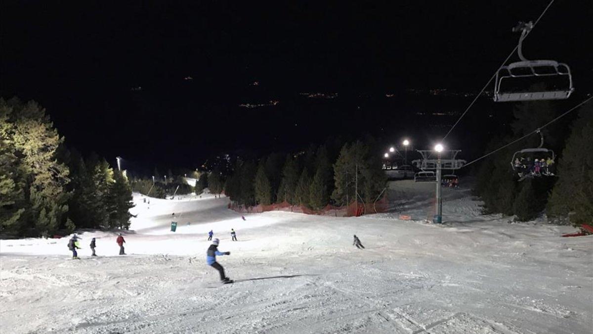 Esquiar de noche es una experiencia tan divertida como recomendable