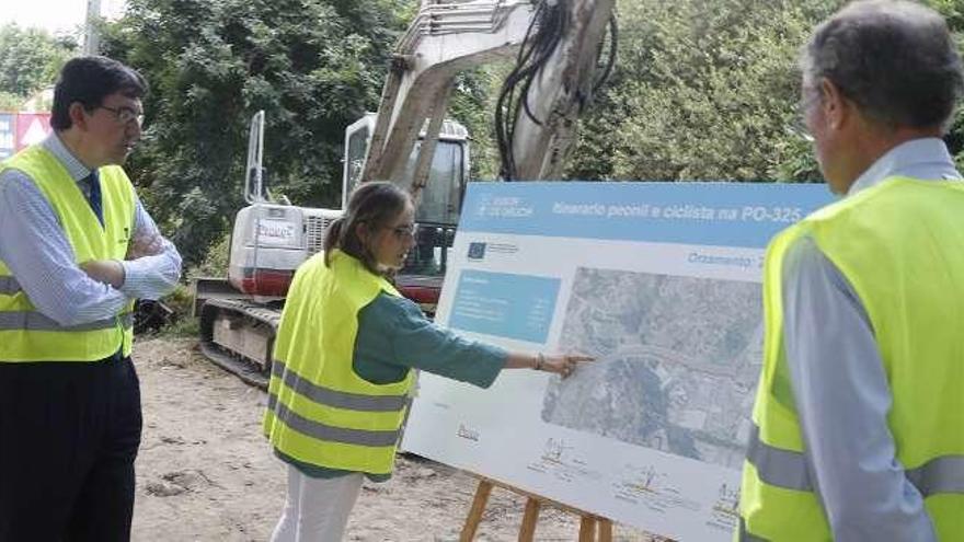 La conselleira Vázquez junto a López-Chaves, ayer en las obras. // FdV