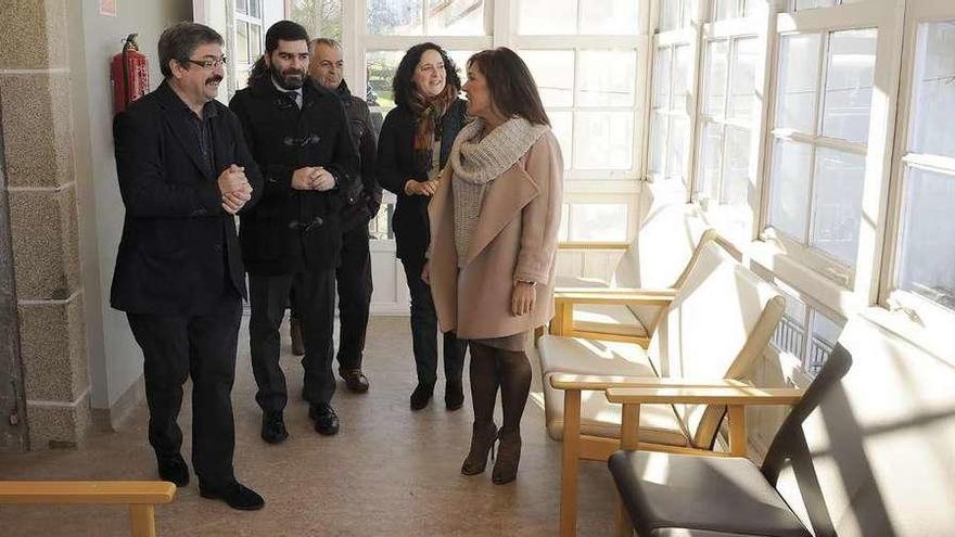 El primer teniente de alcalde, a la izquierda durante la visita al centro en 2015 con la conselleira Beatriz Mato (derecha).
