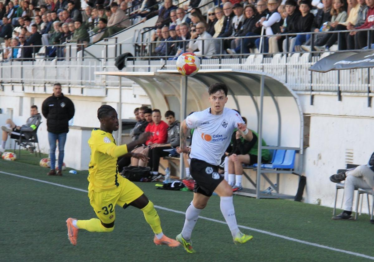 El amarillo Seydou Llopis pelea un balón con un futbolista del Ontinyent.