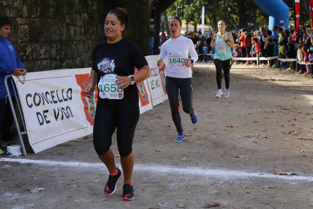 Más de 1.100 jóvenes atletas desafían a las bajas temperaturas para participar en la tradicional carrera de cross escolar.