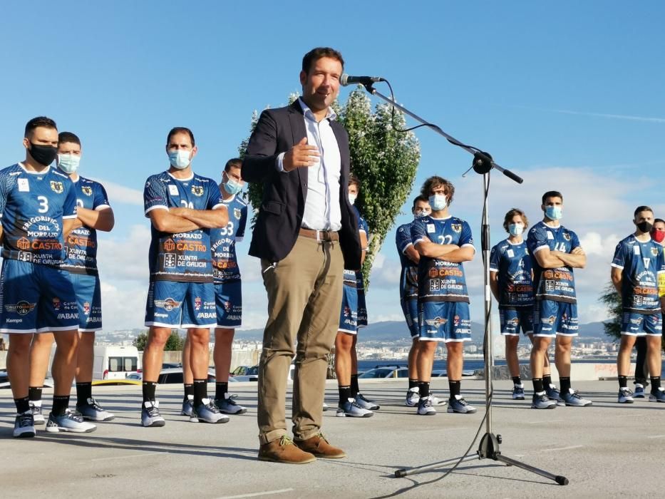 El Balonmán Cangas, listo para la batalla. // Santos Álvarez