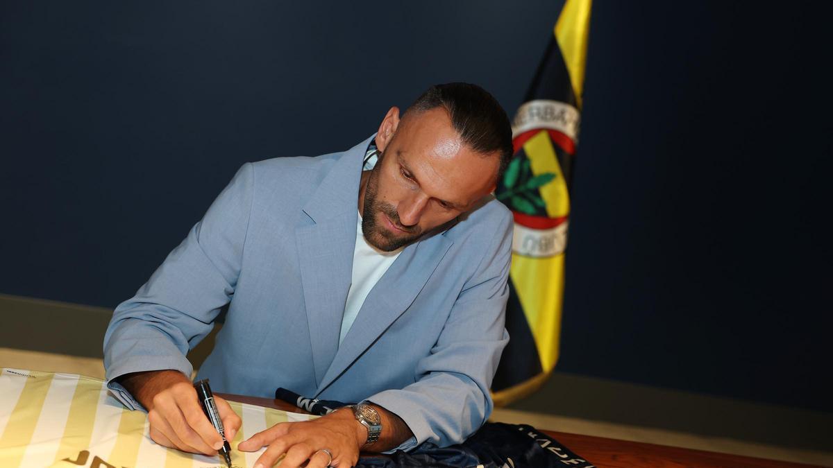 Muriqi firma con el Fenerbahçe.