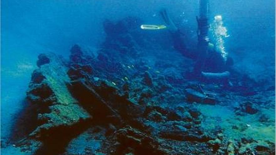 Un fotograma del film amb els arqueòlegs subaquàtics immersos sobre el derelicte de la badia de Roses.