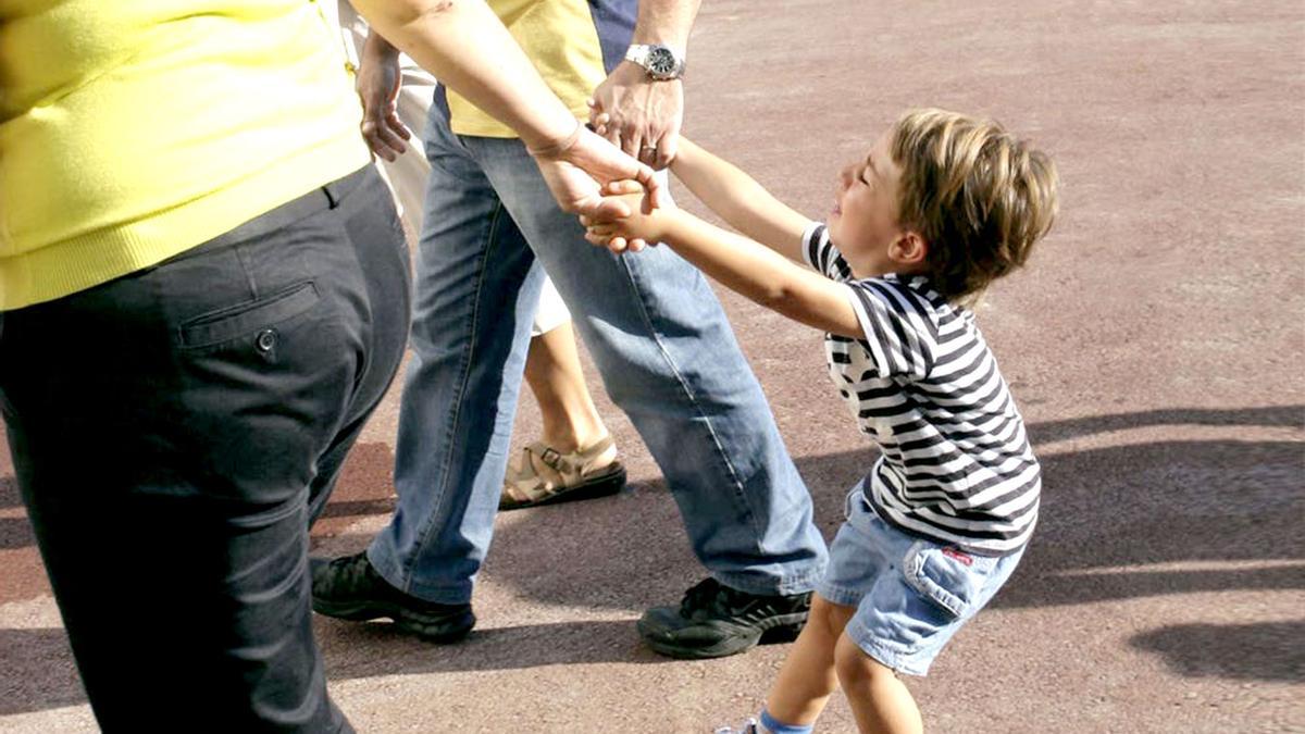 Un niño pequeño antes de entrar en la guardería.