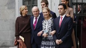 El Rey emérito posa junto a las infantas a la salida de la boda de Martínez-Almeida