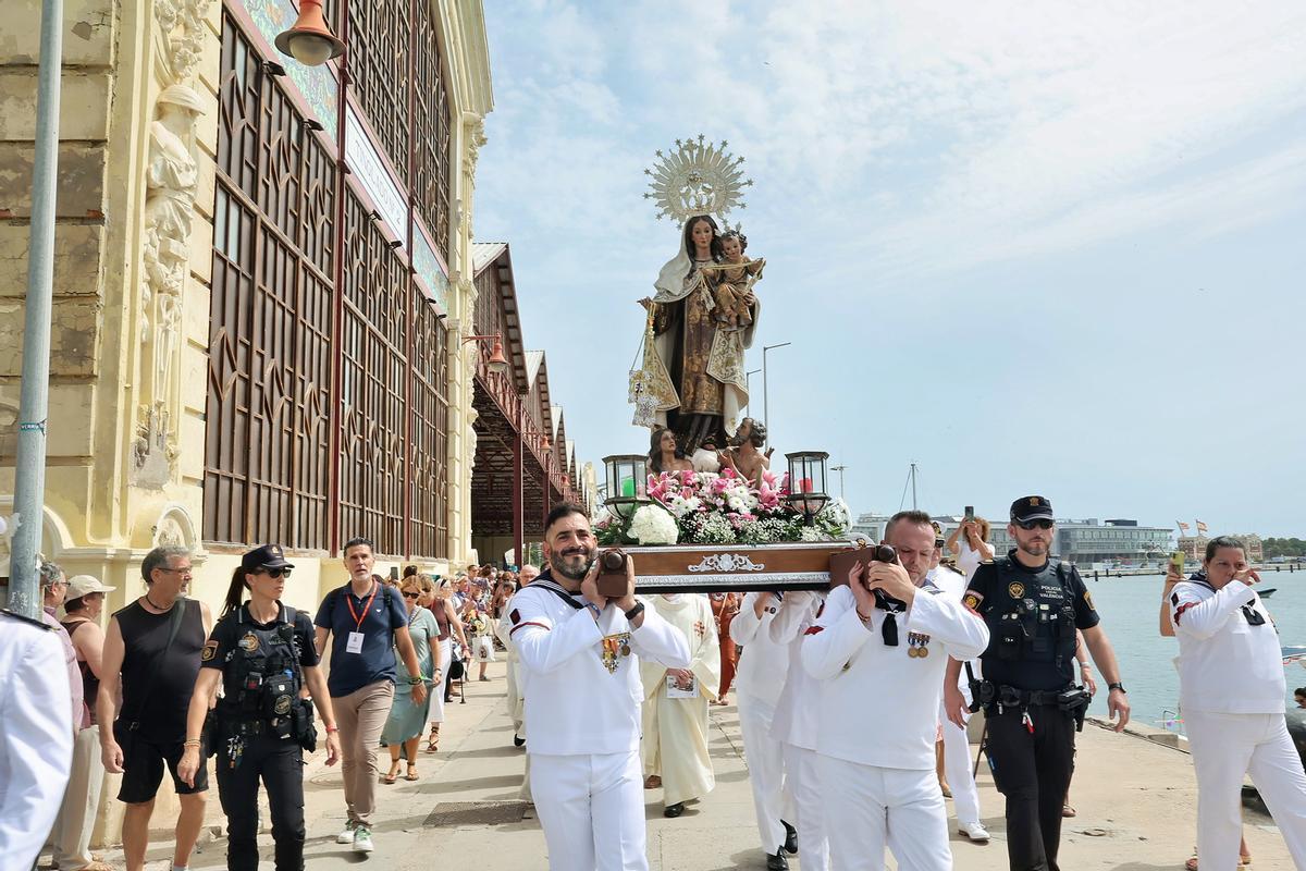 Carmen y Marta acompañan la procesión marinera del Carmen Carmen y Marta acompañan la procesión marinera del Carmen