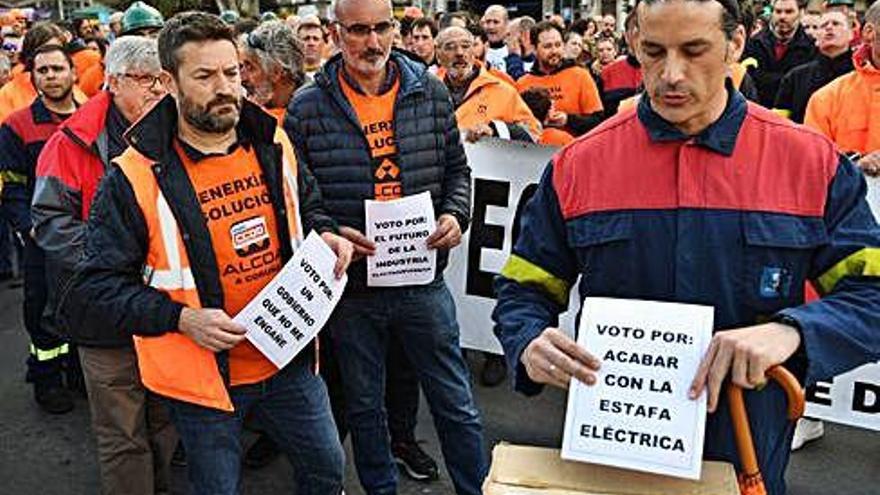 Trabajadores de Alcoa hacen su particular votación antes de las últimas elecciones generales.