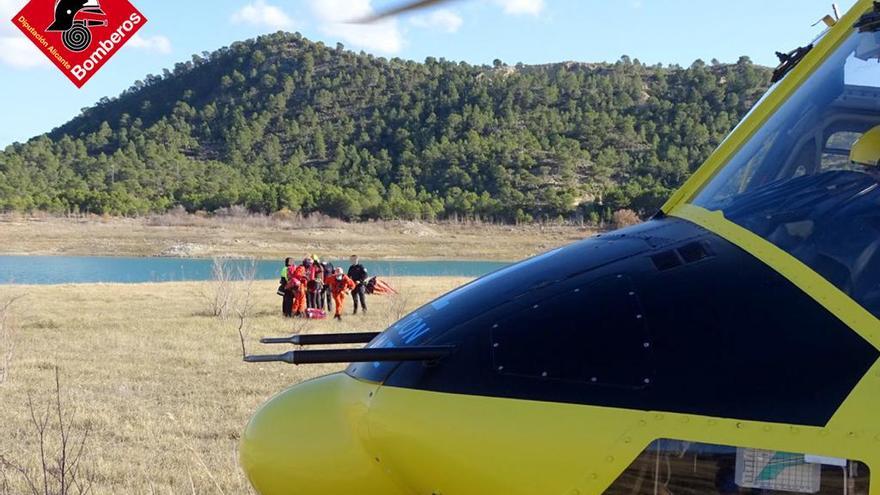 Un helicóptero de extinción cae al pantano de La Vila cuando hacía unas prácticas