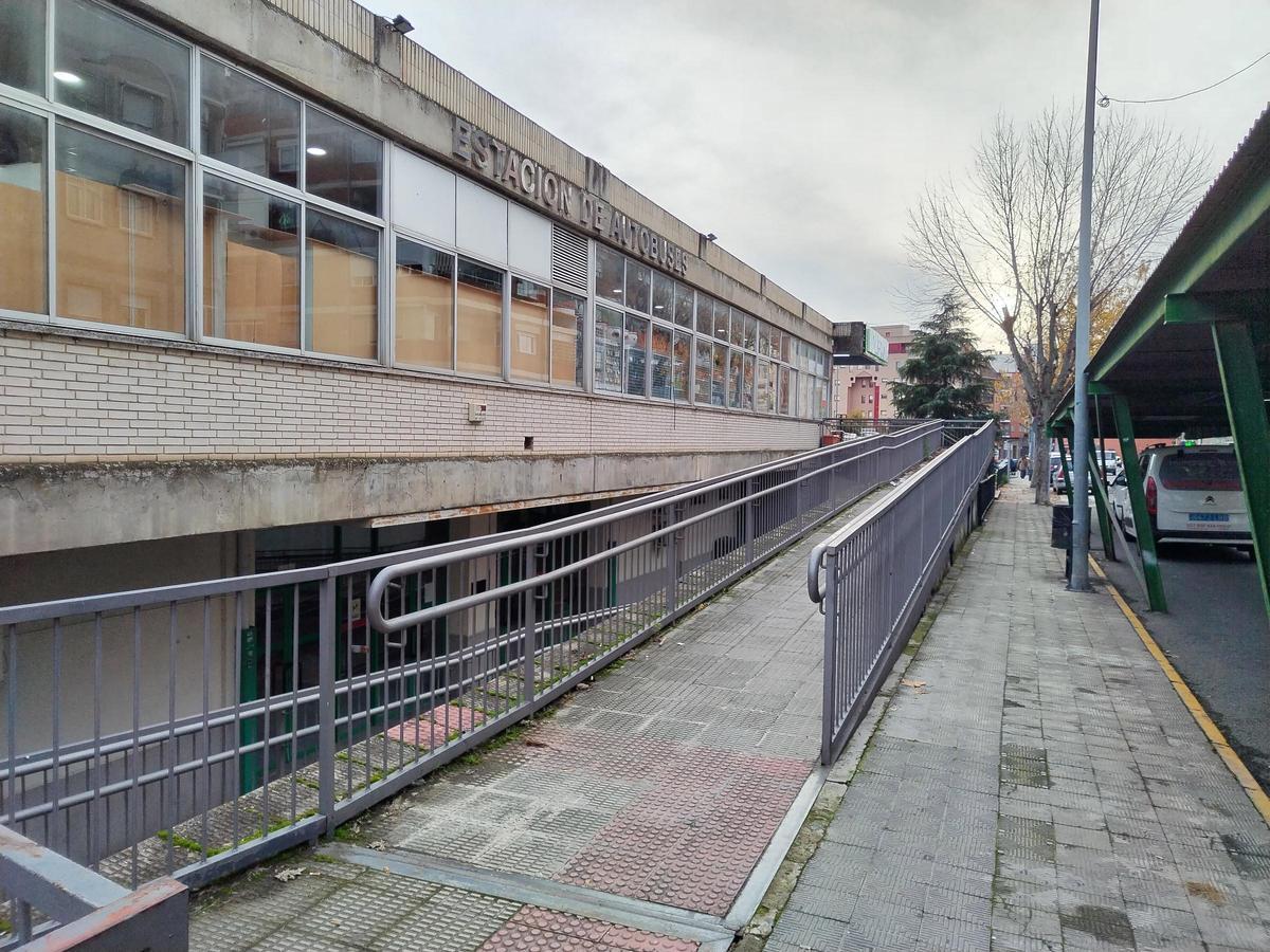 Rampa de acceso a la estación de autobuses de Plasencia.