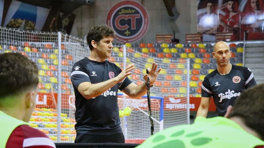 Duda, dando instrucciones a sus jugadores durante un entrenamiento. | PRENSA JIMBEE CARTAGENA