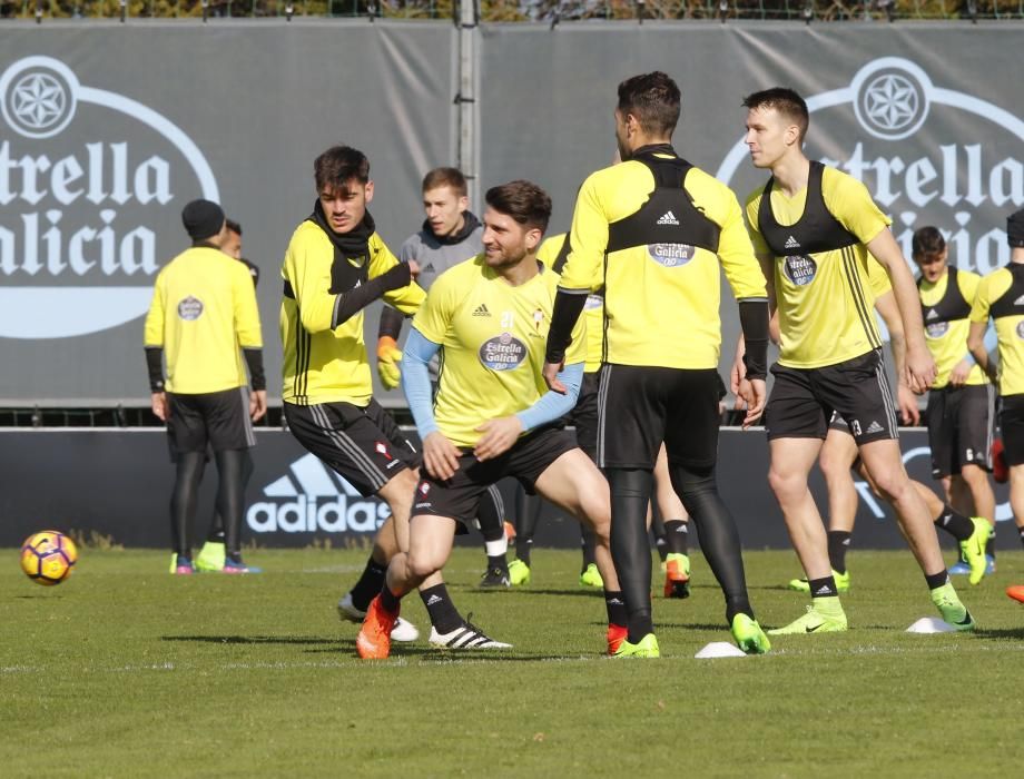 Eduardo Berizzo dirige el último entrenamiento del cuadro celeste antes de visitar el domingo al Sporting en El Molinón