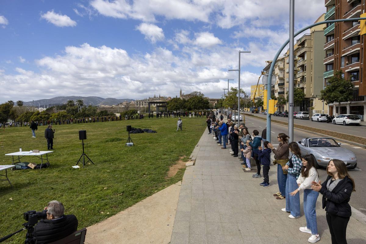 Más de 200 personas forman una cadena humana contra el macroproyecto de GESA al grito de “¡Parque sí, cemento no!” Más de 200 personas forman una cadena humana contra el macroproyecto de GESA al grito de “¡Parque sí, cemento no!”