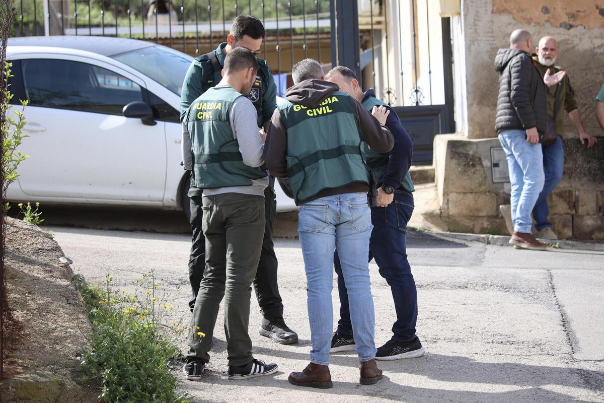 Agentes de la Guardia Civil, en El Esparragal este jueves, momentos después del asalto.