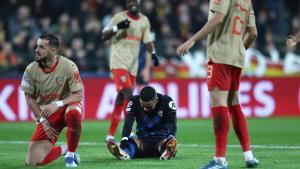 Youssef En-Nesyri, jugador del Sevilla, se lamenta de una ocasión fallada ante el Lens.