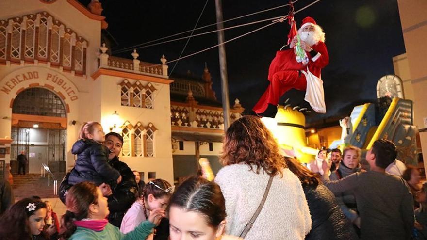 Papá Noel llega del Polo Norte  al Mercado en tirolina