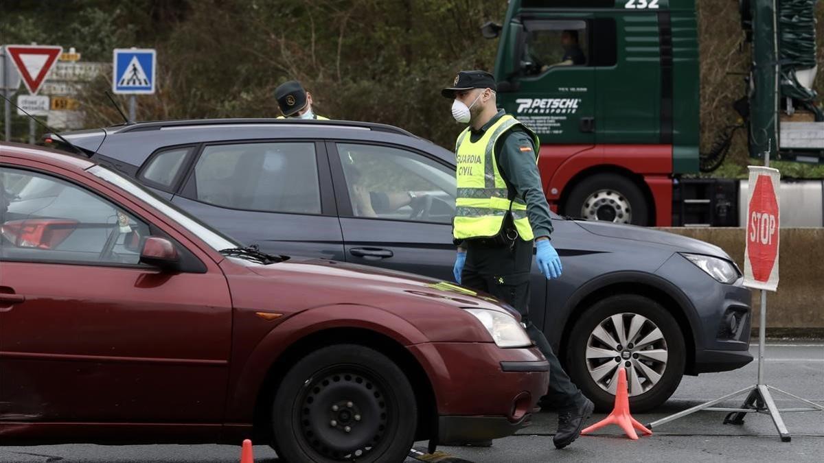 Un agente de la Guardia Civil realiza un control en el puente de Hendaya, en la frontera que separa la localidad vasca de Irún de Francia, el 17 de marzo, tras decretarse el cierre de las fronteras terrestres por el coronavirus.