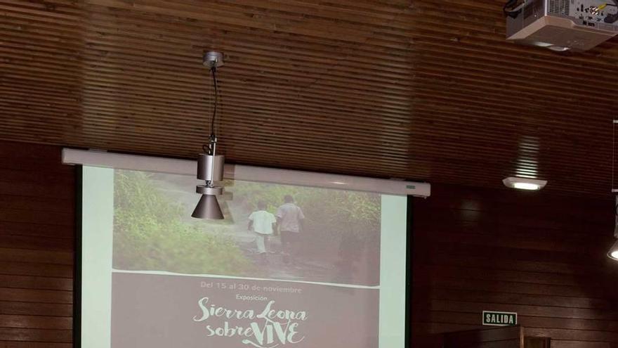 Por la izquierda, Rubén Pérez-Langa y Azucena Esteban, durante la charla en Moreda.