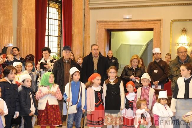 Un grupo de niños en la visita al Ayuntamiento