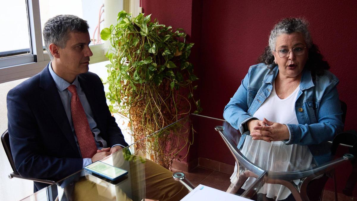 Beatriz Martínez Díaz, junto a al abogado Daniel López Vivas, en Cáceres.