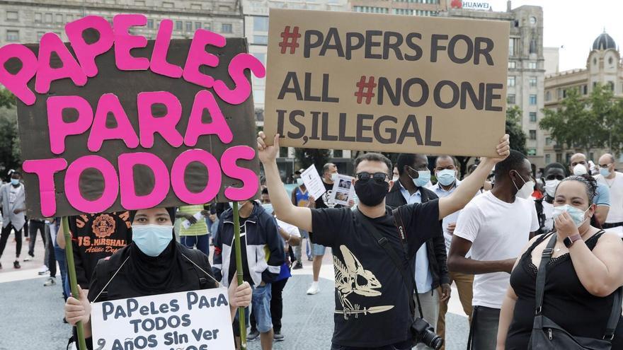 La regularización masiva de inmigrantes, un recurso poco utilizado en los principales países de Europa