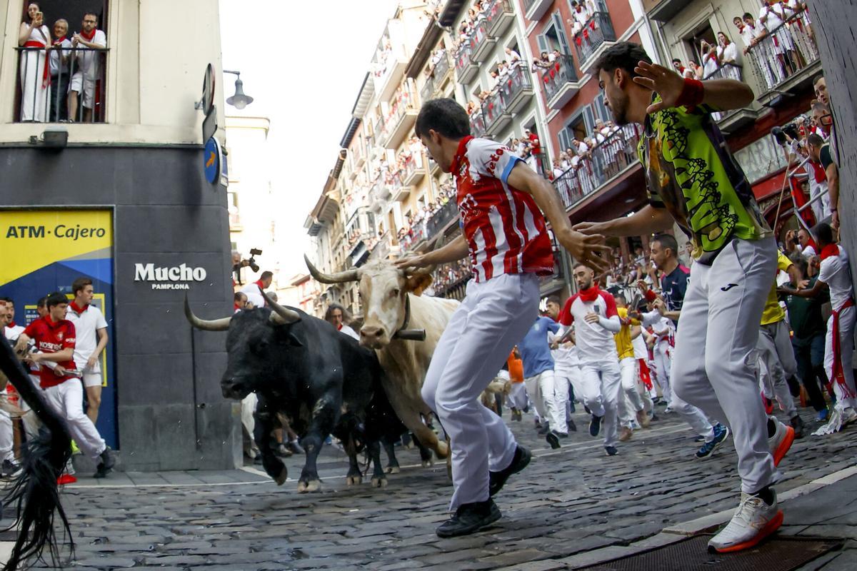 PAMPLONA, 08/07/2026.- Los toros de la ganadería gaditana de Cebada Gago pasan por la curva de Mercaderes en el segundo encierro de los Sanfermines 2026, este miércoles en Pamplona. EFE/Jesús Diges